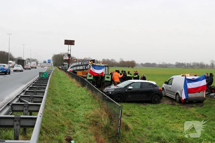 Boeren houden flashmob demonstratie langs snelweg