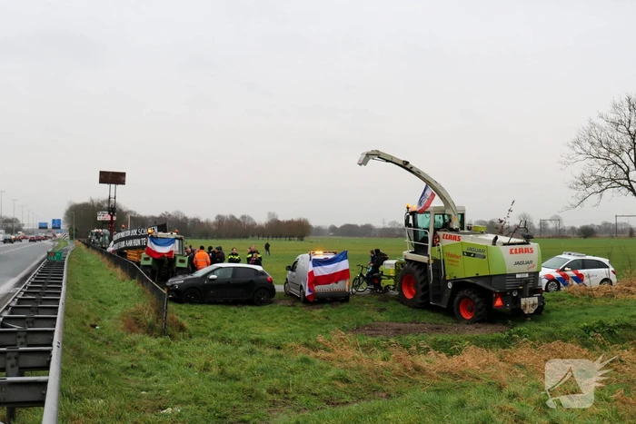 Boeren houden flashmob demonstratie langs snelweg