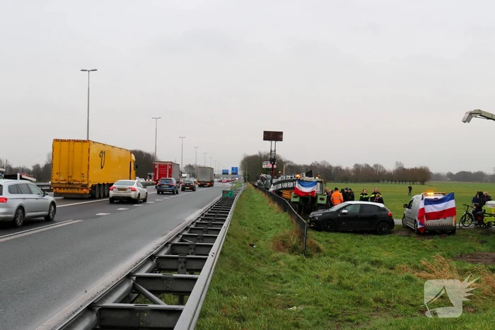Boeren houden flashmob demonstratie langs snelweg