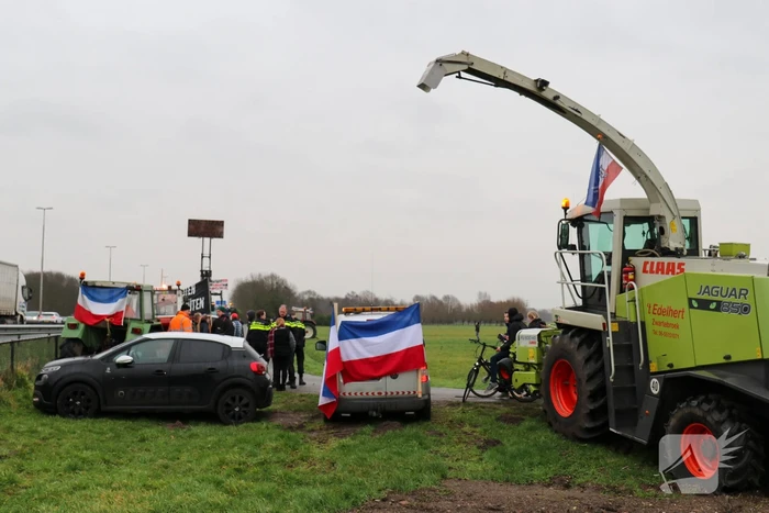 Boeren houden flashmob demonstratie langs snelweg