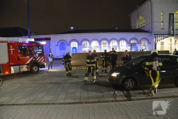 Brandweer inspecteert auto na brand