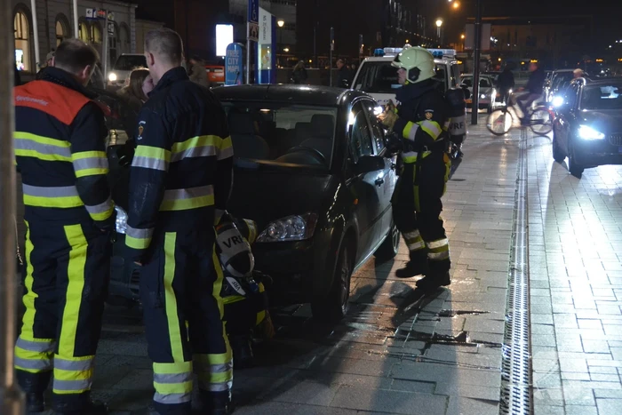 Brandweer inspecteert auto na brand
