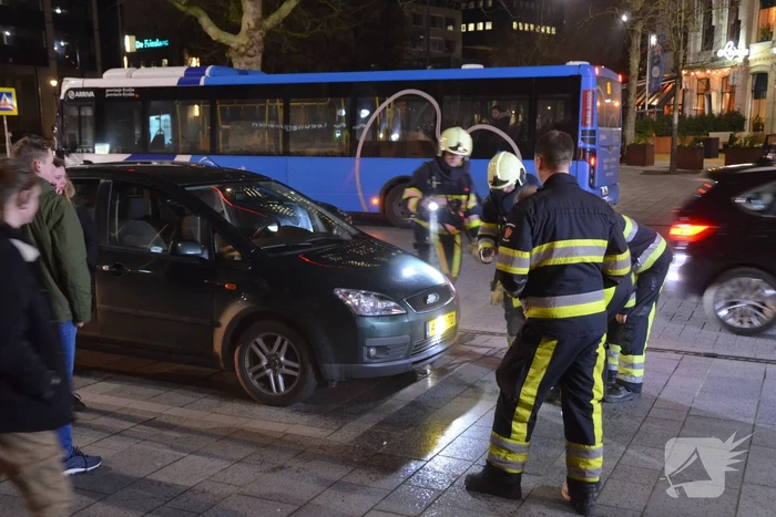 Brandweer inspecteert auto na brand