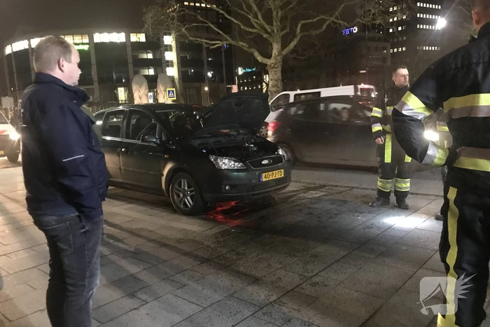 Brandweer inspecteert auto na brand
