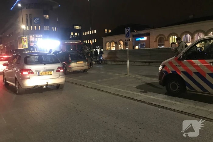 Brandweer inspecteert auto na brand