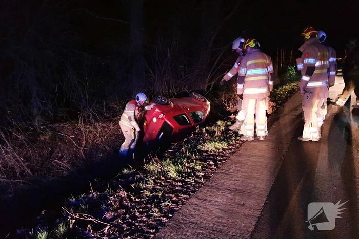 Brommobiel op de kop in sloot