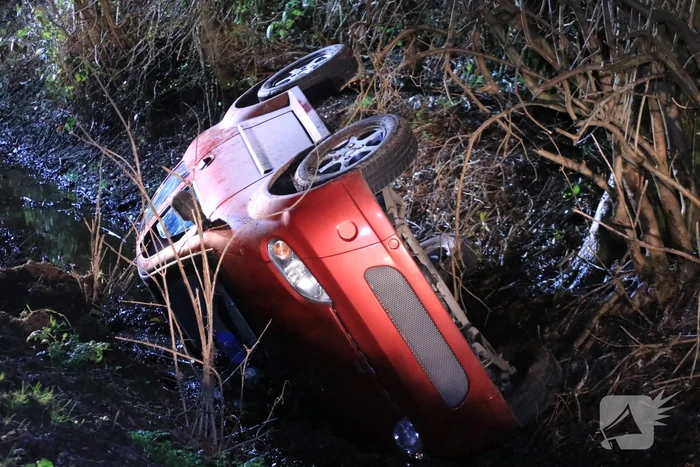 Brommobiel op de kop in sloot
