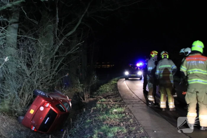 Brommobiel op de kop in sloot