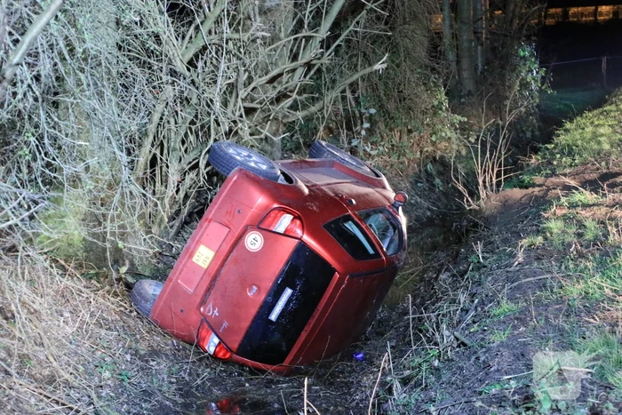 Brommobiel op de kop in sloot