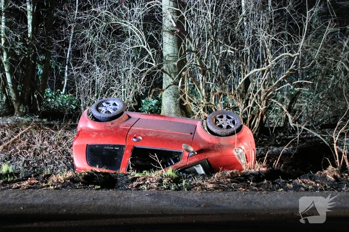 Brommobiel op de kop in sloot