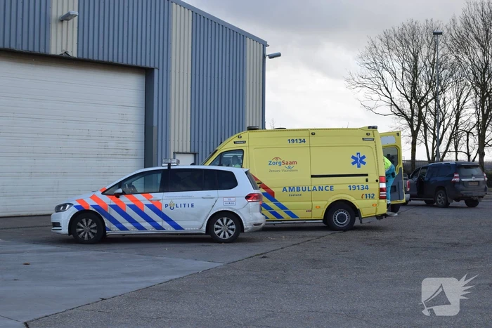 Persoon zwaargewond na ongeval in loods