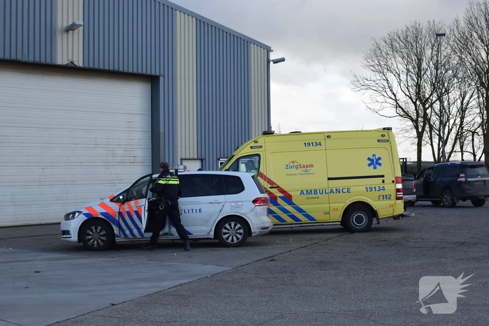 Persoon zwaargewond na ongeval in loods
