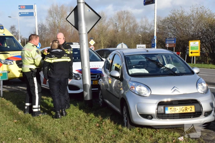 Twee personenauto's rijden door na ongeval