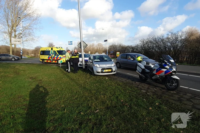 Twee personenauto's rijden door na ongeval