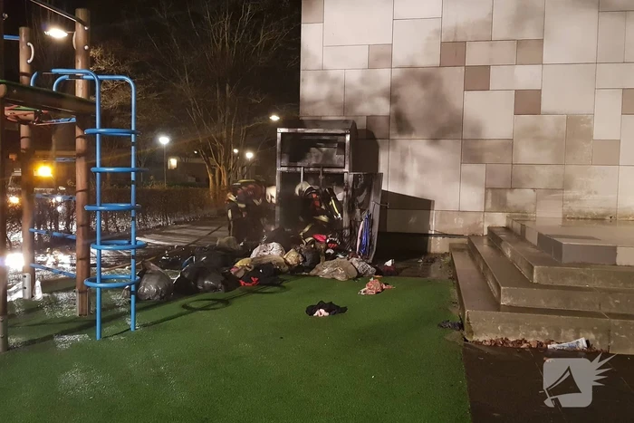 Kleding container vat vlam tegen schoolgebouw