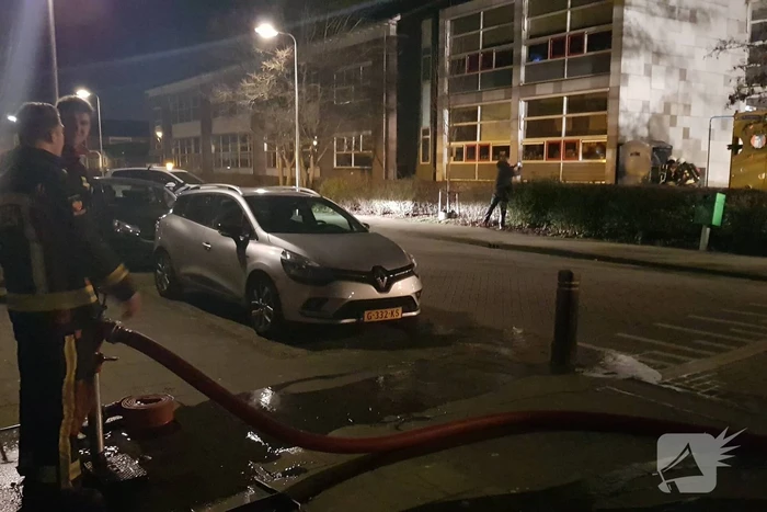 Kleding container vat vlam tegen schoolgebouw