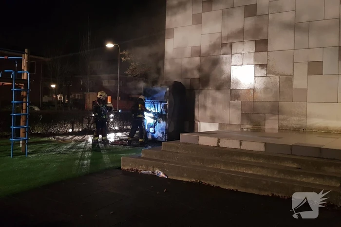 Kleding container vat vlam tegen schoolgebouw