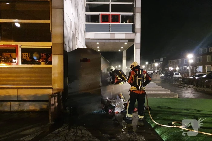 Kleding container vat vlam tegen schoolgebouw