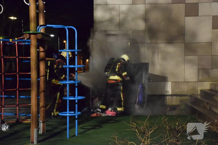 Kleding container vat vlam tegen schoolgebouw