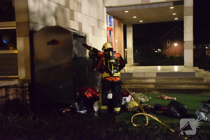 Kleding container vat vlam tegen schoolgebouw