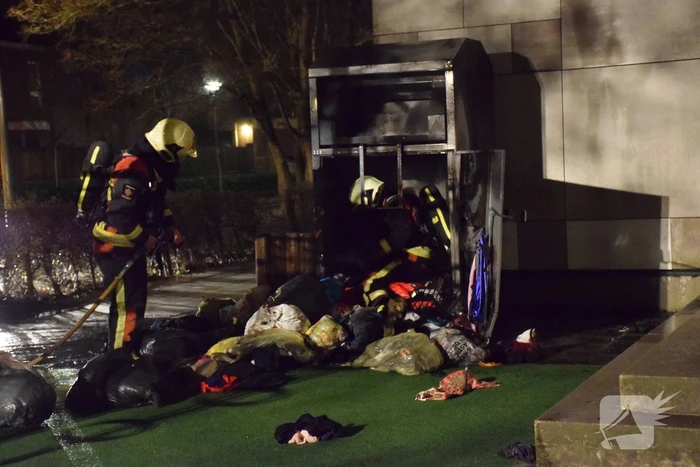 Kleding container vat vlam tegen schoolgebouw