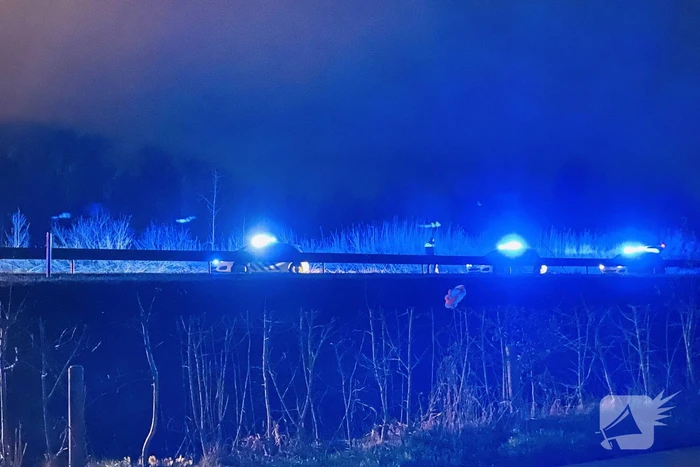 Auto raakt van de weg belandt te water