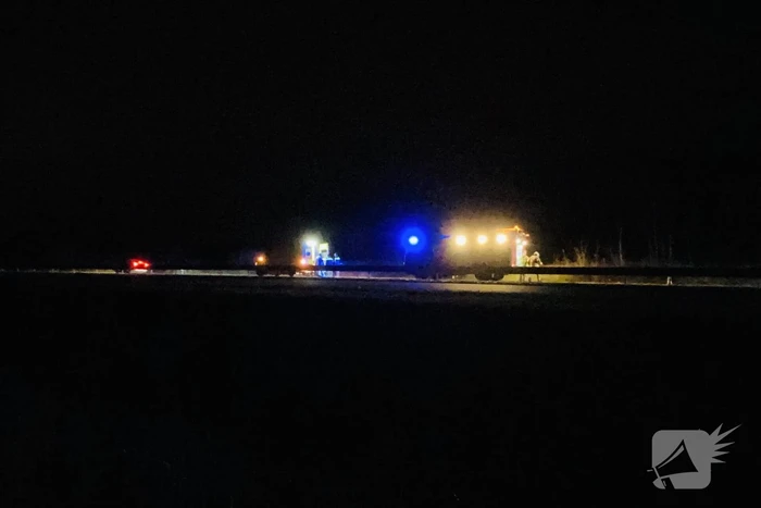Auto raakt van de weg belandt te water