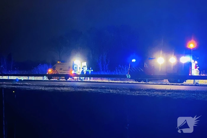 Auto raakt van de weg belandt te water
