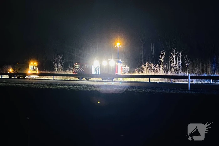 Auto raakt van de weg belandt te water