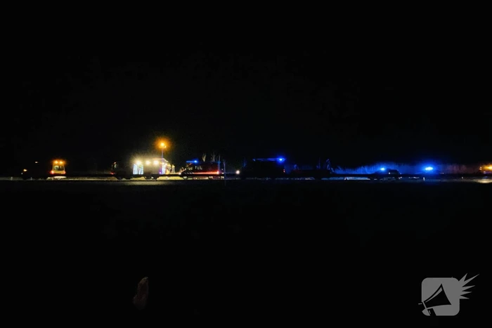Auto raakt van de weg belandt te water