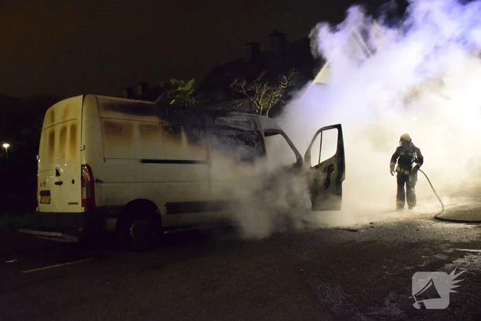Bestelbus gaat in vlammen op
