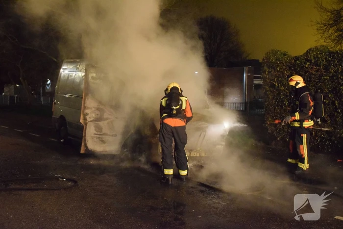 Bestelbus gaat in vlammen op