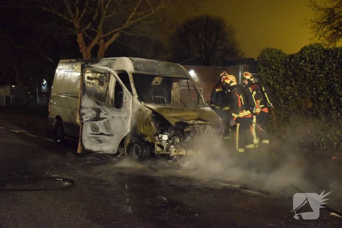 Bestelbus gaat in vlammen op