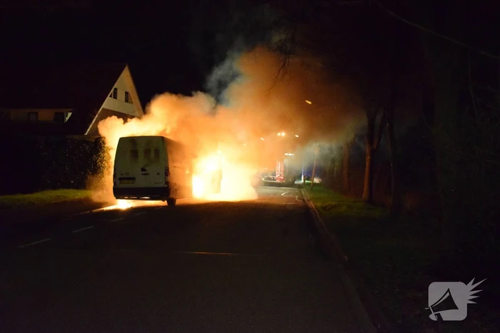 Bestelbus gaat in vlammen op