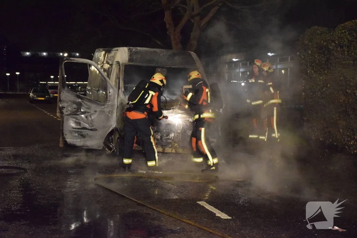 Bestelbus gaat in vlammen op