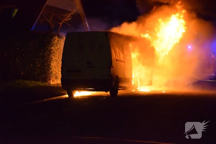 Bestelbus gaat in vlammen op