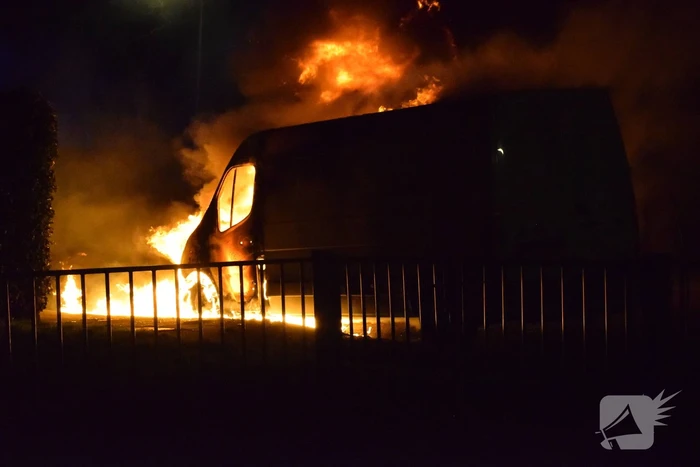 Bestelbus gaat in vlammen op