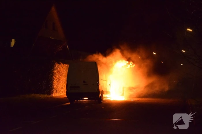 Bestelbus gaat in vlammen op