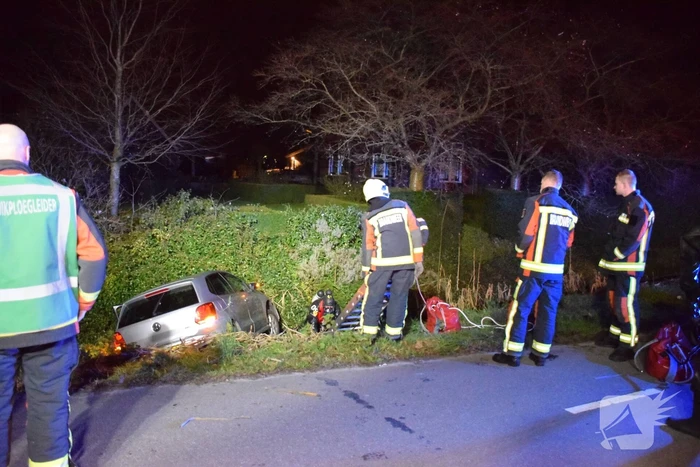 Bestuurder spoorloos na auto te water