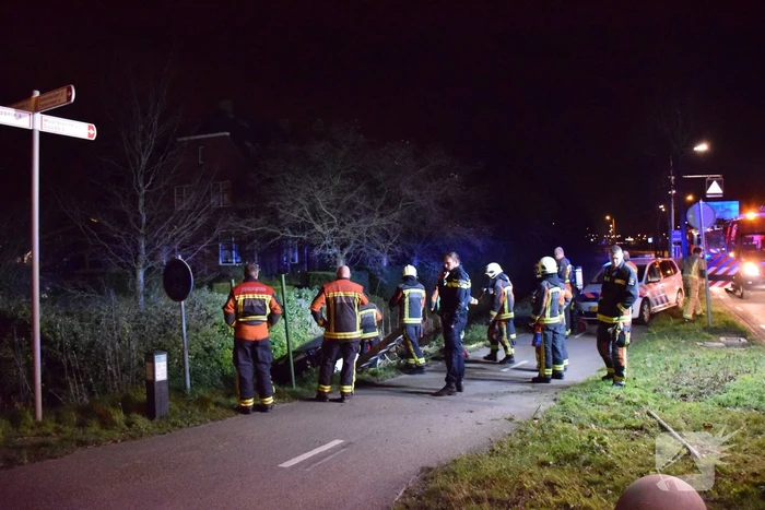 Bestuurder spoorloos na auto te water