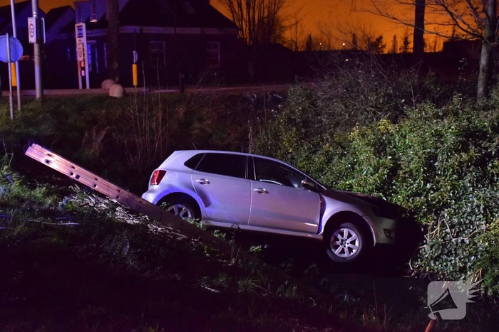 Bestuurder spoorloos na auto te water