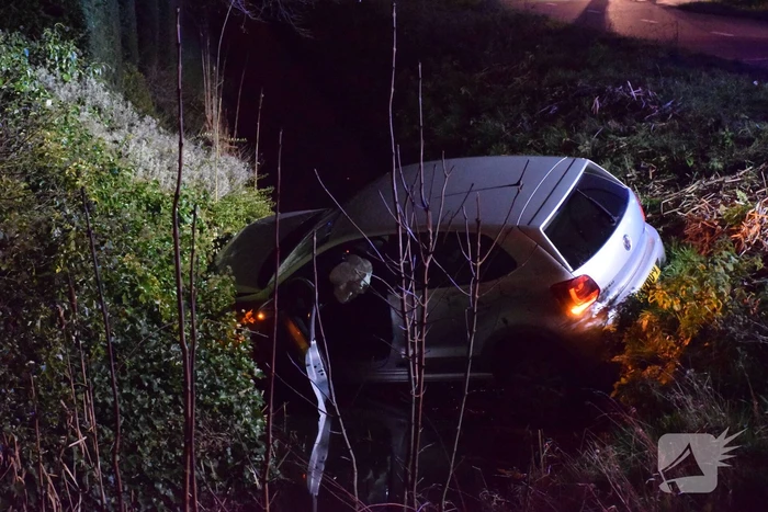 Bestuurder spoorloos na auto te water