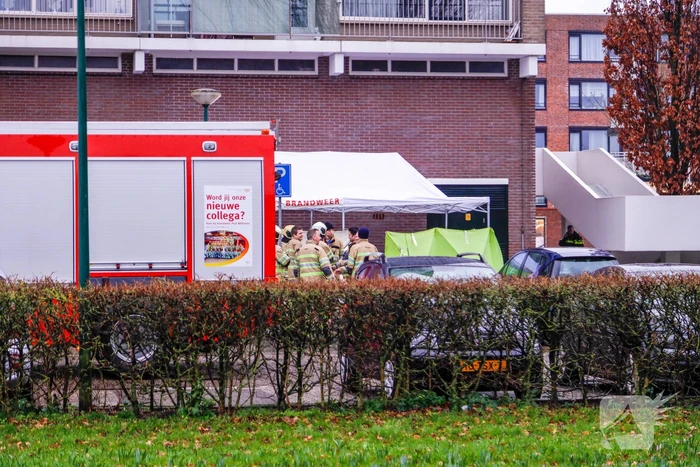 Dode vrouw aangetroffen onderaan flat