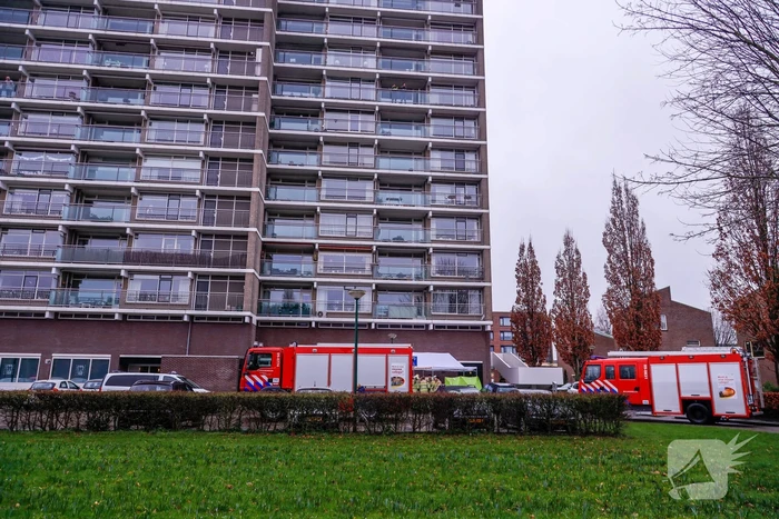 Dode vrouw aangetroffen onderaan flat