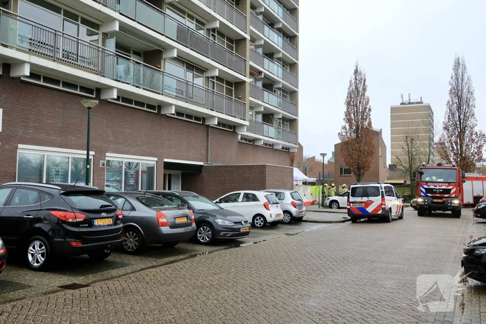 Dode vrouw aangetroffen onderaan flat