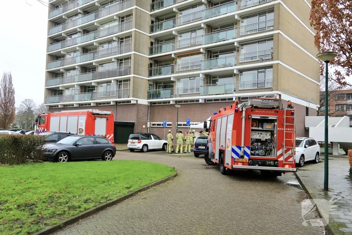 Dode vrouw aangetroffen onderaan flat