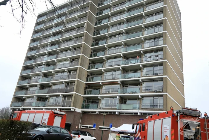 Dode vrouw aangetroffen onderaan flat