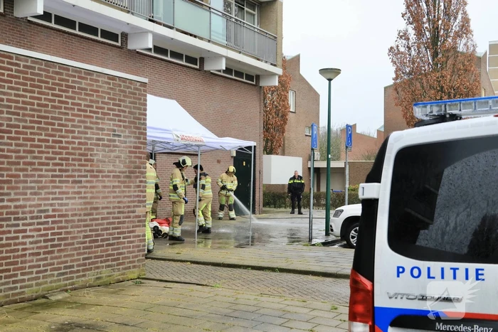 Dode vrouw aangetroffen onderaan flat