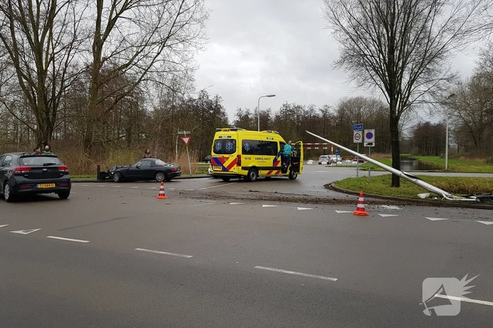Personenauto ramt lantaarnpaal