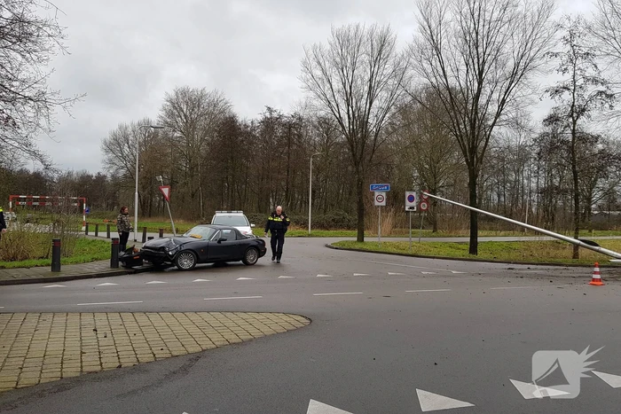 Personenauto ramt lantaarnpaal
